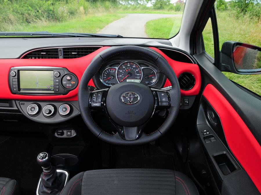  Toyota Yaris 5-Door 2014 года  (UK) (фото 15 из 38)